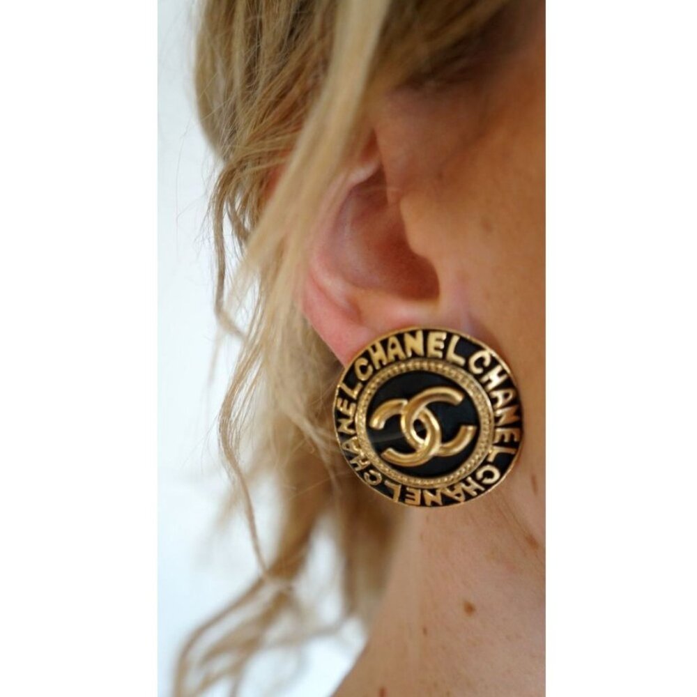 Chanelβ Vintage 80s CC Logo Gold Tone Black Enamel Metal Round Clip On Earrings
